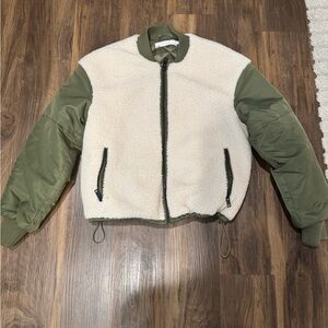 ASTR- Tegan Faux Puffer Jacket
Green&Cream Bomber Jacket! New without tags!